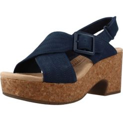 Sandały CLARKS NERISA WEST Niebieski. Niebieskie sandały damskie Clarks, bez wzorów, ze skóry, bez obcasa, bez zapięcia. Za 194.99 zł.