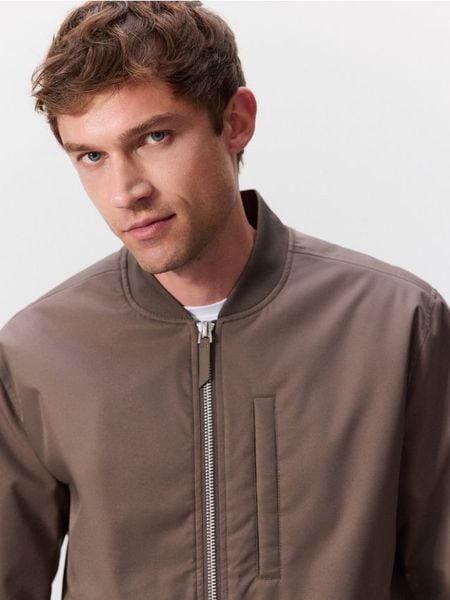 Gładka bomberka - brązowy. Brązowe kurtki męskie Reserved, l, bez wzorów, z tkaniny, bez kaptura. W wyprzedaży za 139.99 zł.