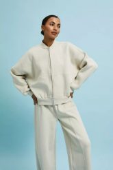 Bluza zapinana na zamek bez kaptura beżowa. Brązowe bluzy damskie MOODO, l, bez wzorów, bez ramiączek, bez kaptura. W wyprzedaży za 69.99 zł.