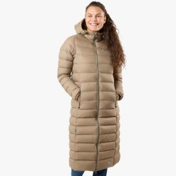Kurtka damska hiking wodoodporna wiatroszczelna oddychająca Östersund Long. Brązowe kurtki sportowe damskie SWEDEMOUNT, bez wzorów, z puchu, bez ramiączek, bez kaptura, trekkingowe. Za 899.99 zł.