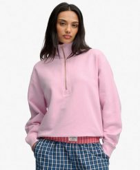 Superdry Sweter Essential Logo z półzamkiem, haftowany. Czerwone swetry nierozpinane damskie Superdry, bez wzorów, z bawełny, bez kołnierzyka, bez ramiączek. Za 282.85 zł.