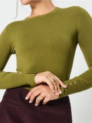 Sweter z ozdobnymi guzikami - brązowy. Brązowe swetry nierozpinane damskie Sinsay, l, bez wzorów, bez kołnierzyka, bez ramiączek. Za 35.99 zł.