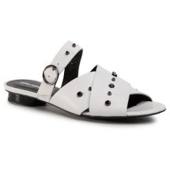 Klapki Gino Rossi. Białe klapki damskie Gino Rossi, bez wzorów, bez obcasa, bez zapięcia. Za 259.99 zł.