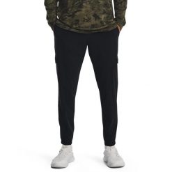 Spodnie dresowe męskie Under Armour Stretch Woven Cargo Pants L. Czarne spodnie sportowe męskie Under Armour, l, bez wzorów, z dresówki, trekkingowe. Za 249.99 zł.