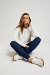 Bawełniane jeansy rurki niebieskie. Niebieskie jeansy damskie MOODO, bez wzorów, z bawełny. W wyprzedaży za 59.99 zł.