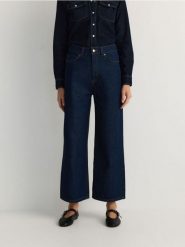 Jeansy culotte z wysokim stanem - granatowy. Niebieskie jeansy damskie Reserved, bez wzorów, z bawełny, z podwyższonym stanem. W wyprzedaży za 79.99 zł.