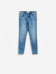 Jeansy slim fit - niebieski. Niebieskie jeansy damskie Reserved, bez wzorów, z bawełny. Za 99.99 zł.