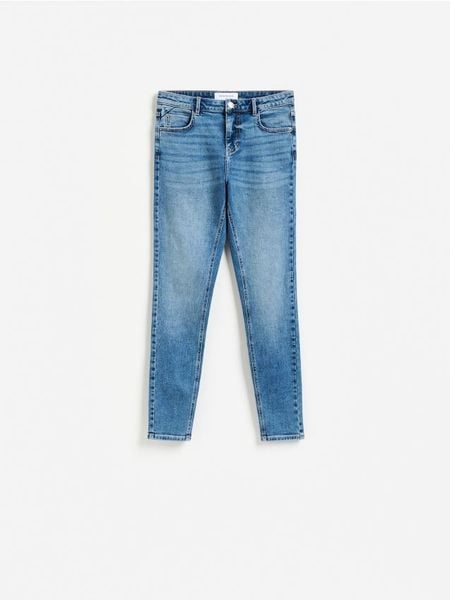 Jeansy slim fit - niebieski. Niebieskie jeansy damskie Reserved, bez wzorów, z bawełny. Za 99.99 zł.