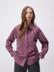 Bawełniana koszula w paski - burgundowy. Czerwone koszule damskie Reserved, l, bez wzorów, z bawełny, bez kołnierzyka, bez ramiączek. W wyprzedaży za 69.99 zł.