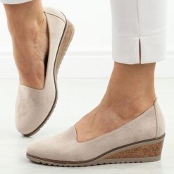 Beżowe zamszowe półbuty damskie na koturnie Potocki 12276. Brązowe półbuty damskie POTOCKI, na lato, bez wzorów, z jeansu, biznesowe, z okrągłym noskiem, bez obcasa, na koturnie, bez zapięcia. Za 159.00 zł.
