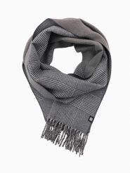 Dwustronny męski szalik w kratkę z frędzlami – czarno-biały V1 OM-ACSF-0118 - uniwersalny. Czarne szaliki męskie Ombre Clothing, bez wzorów, z materiału. Za 53.99 zł.