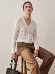 Ażurowy kardigan z dekoltem V zapinany na guziki - biały. Białe kardigany damskie Sinsay, l, w ażurowe wzory, bez kołnierzyka. Za 45.99 zł.