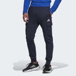 Spodnie dresowe męskie adidas Essentials Fleece Regular Tapered Cargo. Białe spodnie sportowe męskie Adidas, m, bez wzorów, z dresówki, na fitness i siłownię. Za 199.00 zł.