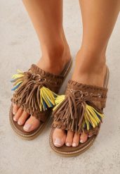 Brązowe Płaskie Klapki Boho VICES z Imitacji Zamszu Zdobione Frędzlami Krili. Brązowe klapki damskie Born2be, na lato, z aplikacjami, z jeansu, boho, bez obcasa, na płaskiej podeszwie, bez zapięcia. Za 119.99 zł.