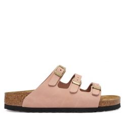Klapki Birkenstock. Czerwone klapki damskie Birkenstock, bez wzorów, bez obcasa, bez zapięcia. Za 529.99 zł.