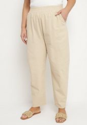 Jasnobeżowe Klasyczne Spodnie Bawełniane z Gumką w Pasie Olozi. Brązowe spodnie materiałowe damskie Born2be, bez wzorów, z bawełny, eleganckie, plus size. Za 54.99 zł.