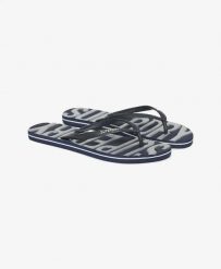 Superdry Vintage Vegan klapki gumowe – Navy/Silver. Szare klapki damskie Superdry, bez wzorów, z gumy, vintage, bez obcasa, bez zapięcia. Za 99.30 zł.