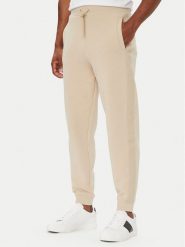 Guess Spodnie dresowe Z6YB13 K4965 Beżowy Regular Fit. Brązowe spodnie materiałowe męskie Guess, z aplikacjami, z bawełny. Za 394.99 zł.