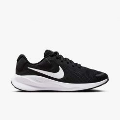 Trampki Nike Model Revolution 7 Kolor Czarny. Czarne trampki i tenisówki damskie Nike, bez wzorów, z materiału, bez zapięcia. Za 279.99 zł.