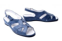 SUAVE 710112-05 cobalt, sandały damskie. Niebieskie sandały damskie Suave, bez wzorów, ze skóry, bez obcasa, na koturnie, bez zapięcia. Za 224.94 zł.