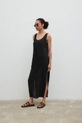 Sukienka MAXI z rozcięciami w kolorze BLACK - AIR-XS/S. Czarne sukienki damskie Marsala, na co dzień, na lato, s, bez wzorów, z jeansu, eleganckie, bez kołnierzyka, bez ramiączek, maxi, proste. Za 259.90 zł.