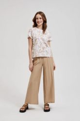 Bluza z okrągłym dekoltem i wzorem liści beżowa. Brązowe bluzy damskie MOODO, bez wzorów, bez ramiączek, bez kaptura. W wyprzedaży za 24.99 zł.
