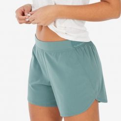 Spodenki pod sukienkę Quechua NH. Zielone szorty damskie QUECHUA, bez wzorów, z elastanu, sportowe. W wyprzedaży za 29.99 zł.