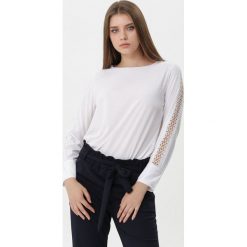 Biała Bluzka Jeanette. Białe bluzki damskie Born2be, l, bez wzorów, bez kołnierzyka, bez ramiączek. Za 59.99 zł.