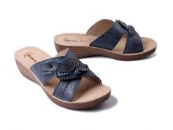INBLU GL-63 004 granatowy, klapki damskie. Niebieskie klapki damskie Inblu, na lato, z aplikacjami, bez obcasa, na koturnie, bez zapięcia. Za 77.99 zł.