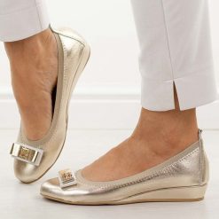 Złote skórzane Polskie baleriny damskie Prestige 2236. Żółte balerinki damskie Prestige, na jesień, bez wzorów, ze skóry, casualowe, z okrągłym noskiem, bez obcasa, na koturnie, bez zapięcia. Za 399.00 zł.