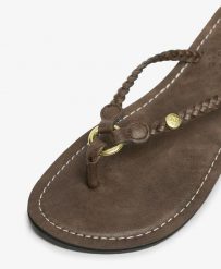 Superdry plecione klapki z ekoskóry – Fudge Brown. Brązowe klapki damskie Superdry, na lato, bez wzorów, eleganckie, bez obcasa, bez zapięcia. Za 129.40 zł.