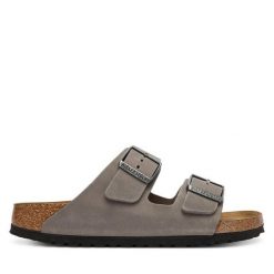 Klapki Birkenstock. Szare klapki damskie Birkenstock, bez wzorów, bez obcasa, bez zapięcia. Za 579.99 zł.