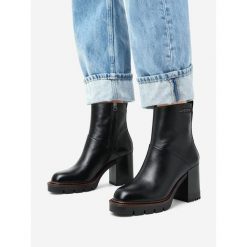 Botki G-Star. Czarne botki damskie G-Star, bez wzorów, retro, bez obcasa, na słupku, bez zapięcia. Za 419.99 zł.