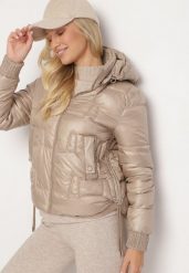 Ciemnobeżowa Pikowana Kurtka z Odpinanym Kapturem Wydłużonym Tyłem i Ściągaczami Zinonia. Brązowe kurtki sportowe damskie Born2be, na zimę, xl, bez wzorów, z jeansu, bez ramiączek, narciarskie. Za 134.99 zł.
