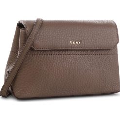 Torebka DKNY - Bellah Cbody Deer R83E5687 Desert DES. Brązowe listonoszki damskie DKNY, bez wzorów, ze skóry, bez dodatków. W wyprzedaży za 429.00 zł.