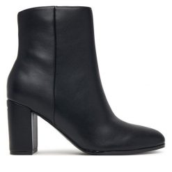 Botki Guess. Czarne botki damskie Guess, z aplikacjami, bez obcasa, na słupku, bez zapięcia. Za 544.99 zł.