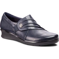 Półbuty CLARKS - Hope Roxanne 261372034 Navy. Niebieskie półbuty damskie Clarks, z aplikacjami, z materiału, bez obcasa, bez zapięcia. W wyprzedaży za 219.00 zł.