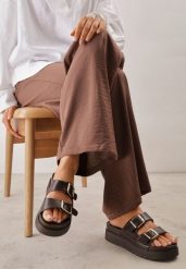 Ciemnobrązowe Klapki na Grubej Podeszwie z Dwoma Klamrami Xenienne. Brązowe klapki damskie Born2be, bez wzorów, z jeansu, eleganckie, bez obcasa, na płaskiej podeszwie, bez zapięcia. Za 79.99 zł.