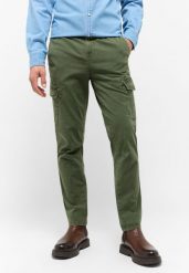 MUSTANG DAYTONA CARGO MĘSKIE SPODNIE MATERIAŁOWE MATERIAŁ RIFLE GREEN 1015776 6514. Zielone spodnie materiałowe męskie Mustang, bez wzorów, z materiału. Za 259.99 zł.
