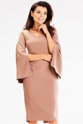 Elegancka ołówkowa sukienka midi z rozciętymi rękawami beż. Sukienki damskie Awama, s, bez wzorów, eleganckie, bez kołnierzyka, bez ramiączek, midi, ołówkowe. Za 359.00 zł.