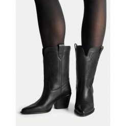 Kowbojki Badura. Czarne botki damskie Badura, bez wzorów, bez obcasa, na słupku, bez zapięcia. Za 449.99 zł.