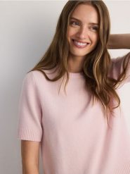 Wełniany sweter z krótkimi rękawem - pastelowy róż. Czerwone swetry nierozpinane damskie Reserved, l, bez wzorów, z dzianiny, bez kołnierzyka, bez ramiączek. W wyprzedaży za 99.99 zł.