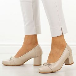 Beżowe skórzane czółenka damskie Cambell 19450. Brązowe czółenka damskie Cambell, na jesień, bez wzorów, ze skóry, eleganckie, z okrągłym noskiem, bez obcasa, na słupku, bez zapięcia. Za 219.00 zł.