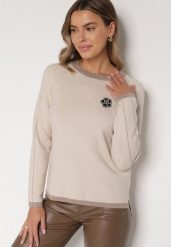 Beżowy Sweter Ozdobiony Paskami i Aplikacją Tusanne. Brązowe swetry nierozpinane damskie Born2be, uniwersalny, z aplikacjami, z jeansu, eleganckie, bez kołnierzyka, bez ramiączek. Za 79.99 zł.