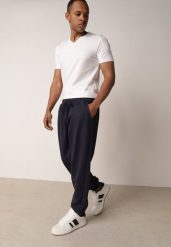 Granatowe Spodnie Dresowe z Bawełną ze Ściągaczami Hailise. Niebieskie spodnie materiałowe męskie Born2be, bez wzorów, z bawełny. Za 89.99 zł.