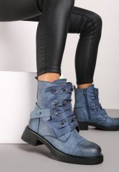 Niebieskie Botki w Streetwearowym Stylu Ozdobione Nitami i Naszywką Lirelina. Niebieskie botki damskie Renee, z aplikacjami, z jeansu, rockowe, bez obcasa, na obcasie, bez zapięcia. Za 149.99 zł.