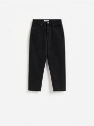 Jeansy mom fit z krótszą nogawką - czarny. Czarne jeansy damskie Reserved, bez wzorów, z bawełny, krótkie. Za 129.99 zł.