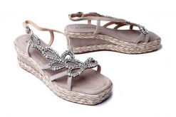 ALMA EN PENA V241010 suede taupe, sandały damskie. Szare sandały damskie Alma En Pena, bez wzorów, bez obcasa, na koturnie, bez zapięcia. Za 347.94 zł.