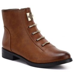 Botki damskie na płaskim obcasie camel M.Daszyński SA62-126. Brązowe botki damskie M.Daszyński, bez wzorów, ze skóry ekologicznej, eleganckie, bez obcasa, na płaskiej podeszwie, bez zapięcia. Za 159.99 zł.