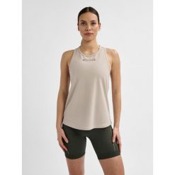Damski tank top Hummel TE Tola. Czerwone topy damskie Hummel, xs, bez wzorów, sportowe, bez kołnierzyka, bez ramiączek. Za 111.00 zł.